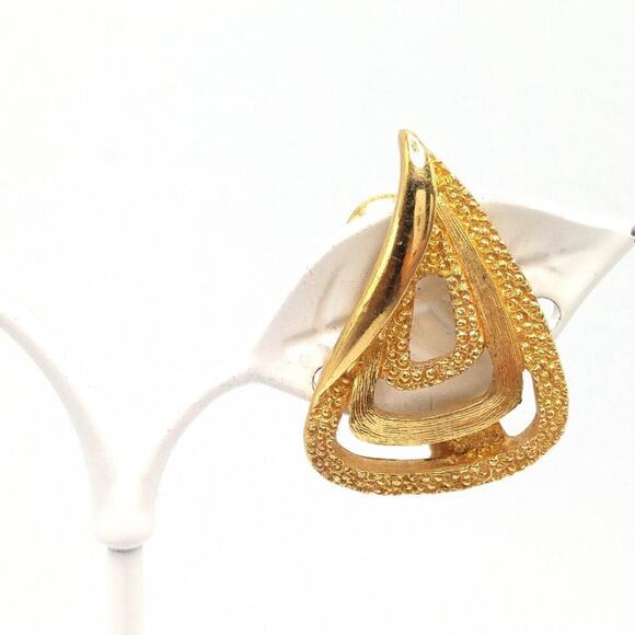 Vintage Monet Gold Plated Clip-on Earrings, Easy Close Clasps - Picture 7 of 8